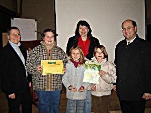 „Zeigt her eure Kirche (n)“ - Doris Riffelmann von der Zentrale für evangelische Jugendarbeit (links) und Landessuperintendent Dr. Martin Dutzmann (rechts) gratulierten den Leopoldstalern Sebastian (12 Jahre), Caroline (10) und Julia(10) (v.l.)zum ersten Preis. Annette Krüger (hinten) hatte die Gruppe nach Detmold begleitet und freut sich über den Erfolg.
