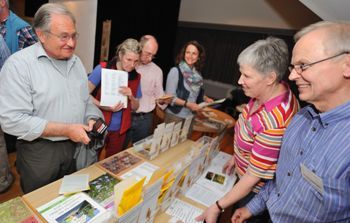 Gegen Kurzrasenflächen - Informierten über blütenreiche Landschaftsgestaltung: Ulrike und Gregor Rohlmann (rechts im Bild).