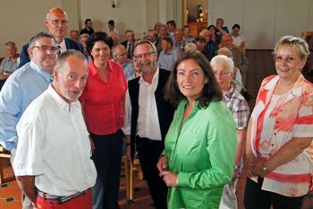Die Orientierung bleibt schwierig - Prof. Dr. Claudia Jonas (3. von rechts) wurde in Kachtenhausen begrüßt von Adolf Meier zu Döldissen (3. von links) sowie (dahinter, von links) Kirchenrat Tobias Treseler, Pfarrer Dirk Hauptmeier, stv. Landrätin Kerstin Vieregge, Pfarrer Dirk Gerstendorf, Anneliese Havermeier und Karin Helweg (beide vom Landfrauenverband Lage).