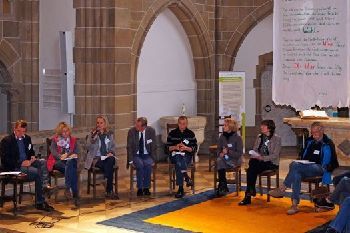 Unrechtsstrukturen erkennen - Eine Podiumsdiskussion erörterte Möglichkeiten, die Themen Antisemitismus und Holocaust im Schulunterricht zu behandeln.
