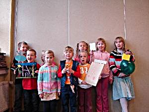 „Wunder gibt es immer wieder“ - Basteln und Spaß haben – Kinder beim Kindertag der Lippischen Landeskirche in der evangelisch-reformierten Kirche in Müssen.