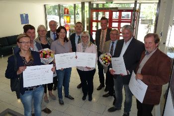 Für Grundschulkinder - Freuen sich über die Förderung der Volksbank, die durch Hans-Jürgen Borchert (hintere Reihe, links) überbracht wurde: Lehrerinnen und Lehrer der geförderten Schulen sowie Kirchenrat Tobias Treseler, Landespfarrer Andreas Mattke, Schulamtsdirektor Wilfried Starke (hintere Reihe v.l.) und Daniel Wahren (2.v.links).