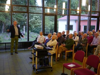 Eine Reise ins Mittelalter - Historiker Roland Linde beim Vortrag im ev.-ref. Gemeindehaus Heiligenkirchen.