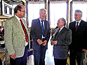 Führung mit Achtung und Herzlichkeit - Prof. Dr. Rainer Dollase (2. von links) auf der Schulleiterbegegnungstagung im Kreise von (von links) Landessuperintendent Dr. Martin Dutzmann, Landespfarrer Günter Puzberg, (Tagungsleiter und landeskirchlicher Referent für Kirche und Schule) sowie Hauptdezernent Dr. Egon Gindele (Bezirksregierung Detmold).