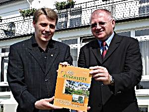 Elisenstift feiert Geburtstag - Rudolf Kaup (rechts), Geschäftsführer des Elisenstift, und Autor Burkhard Meier präsentieren den Jubiläumsband über die älteste Altenhilfeeinrichtung Lippes: 125 Jahre Elisenstift – Werden und Wachsen einer diakonischen Einrichtung.