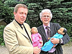 Eltern für 24 Stunden - Manfred Klocke (links) vom ELIA-Vereinsvorstand übergab Christoph Pompe, Leiter des Evangelischen Beratungszentrums, die Übungspuppen „Lea“ und „Kemal“.