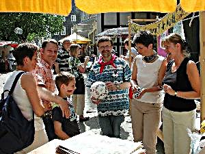 Fair Play und Faire Lebensbedingungen - von links: Norbert Koch (Mitglied der katholischen Gemeinde Heilig Kreuz), Elisabeth Engel (Eine-Welt-Laden Alavanyo) und Sabine Hartmann (Referat für ökumenisches Lernen der Lippischen Landeskirche) informierten Passanten auf dem Detmolder Wochenmarkt über fair gehandelte Fußbälle.