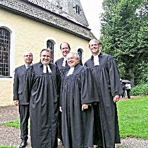 „Zwei Ämter, aber ein Herr“ - Gestalteten den Gottesdienst: Ralf Leßmann (Hauptschullehrer in Blomberg), Pfarrer Tobias Treseler, Kirchenrat Andreas-Christian Tübler, Landespfarrer Günter Puzberg, Pfarrer Dieter Bökemeier (von links) .