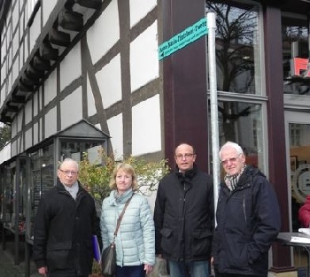 Anna- Maria-Tintelnot-Twete - Freuen sich über die Unterstützung durch die Stadt Detmold: Pfarrer i.R. Martin Hankemeier, Bildungsreferentin Monika Korbach (Lippische Landeskirche) Bürgermeister Rainer Heller, Dr. Rüdiger Henke (v.l.)