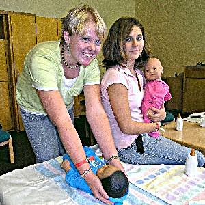 Elternpraktikum für Mädchen - Elternpraktikum: Nina (links) und Juliane (rechts) umsorgten die Babypuppen Lea und Kemal wie wirkliche Kinder.