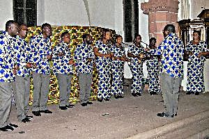 Musik auf Augenhöhe - Moderne Kirchenmusik aus Togo präsentierte der Chor „Nyanyuikadi“ in der Lagenser Marktkirche.