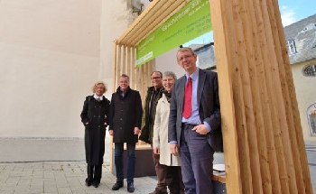 Reformationstruck hält am Schloss Brake - Das „Tor der Freiheit“ vor der Erlöserkirche in Detmold kündigt den Truck auf dem Europäischen Stationenweg an, der nach Lippe kommt und am 2./3. Mai Station am Schloss Brake in Lemgo macht. Darüber freuen sich: Landesverbandsvorsteherin Anke Peithmann, Schulreferent Andreas Mattke, Superintendent Dr. Andreas Lange, Dr. Vera Lüpkes (Weserrenaissance-Museum) und Pfarrer Maik Fleck (von links).