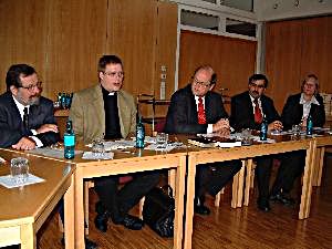 Akzeptanz und Respekt - Diskutierten über Toleranz und Respekt gegenüber anderen Kulturen und Religionen in Europa: (von links) Pfarrer Jozsef Ötvös (Dekan der Ref. Kirche in Siebenbürgen), Dr. Markus Knerr (Katholische Kirche/Hamm), Ali Kizilkaya (Vorsitzender des Islamrates für die Bundesrepublik) und Pfarrerin Claudia Schreiber (Islambeauftragte der Lippischen Landeskirche). Die Moderation lag bei Landessuperintendent Dr. Martin Dutzmann. (Mitte)