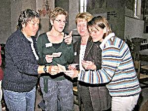 „Töchter sind wir alle“ - Wer mag das sein? Birgit Görder-Lütkemeier, Susanne Schüring-Pook (beide Heiden) sowie Monika Korbach und Pfarrerin Brigitte Fenner (von links) beim Foto-Ratespiel.