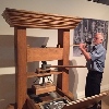 Historische Druckerpresse selbst bedienen