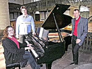 20 Stunden Klavier-Marathon - Zusammen mit den beiden angehenden Musiklehrern Antje-Karina Tölle und Carsten Gerwin (Mitte) hat sich Pfarrer Maik Fleck auf das Wagnis eingelassen, Saties exzentrische Musik in der Kirche zu spielen.