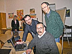 Mit kühlen Kirchen sparen - Jürgen Kannegießer (Mitte), Heinrich Mühlenmeier, Umweltbeauftragter der Lippischen Landeskirche (links) und Klaus Michael, Leiter des Detmolder Niedrig-Energie-Instituts (rechts), gingen der Frage nach, wie sich Kirchen energiesparend und kostengünstig beheizen lassen.