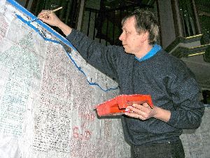 „Quälende“ Größe und Dauer - Auf einer Leiter stehend umrahmt Pfarrer Maik Fleck die handgeschriebenen Texte mit blauen Streifen, die an den jüdischen Gebetsmantel erinnern.