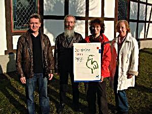 Erfolgreiches Umweltmanagement - In Bergkirchen kräht seit einem Jahr der Grüne Hahn: das Umweltteam der evangelisch-lutherischen Kirchengemeinde Bergkirchen – Martin Frickmeier, Peter Homburg, Cornelia Wentz und Heidi Neumeyer (von links) – achtet im Alltag und bei Baumaßnahmen auf ökologische Aspekte. Das wurde jetzt mit dem europäischen Umweltsiegel EMAS belohnt.