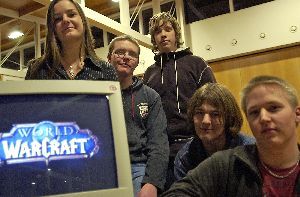 www.verloren-im-netz.de? - (von links) Christina Huppertz, Lars Kiefert, Nick Wolff, Thomas Johannesmeyer und Mirko Vogelsmeier führten im Detmolder Landeskirchenamt in die Welt der Computerspiele ein.