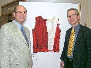 Gabe und Aufgabe - Landessuperintendent Dr. Martin Dutzmann (links) sprach auf Einladung von Gemeindepfarrer Burkhard Krebber (rechts) im Rahmen der Taufhemdenausstellung über Aspekte der Taufpraxis.