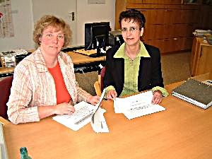 „Stiftung sichert Zukunft“ - Geben Auskunft zur Evangelischen Gemeindestiftung Lippe: Anja Halatscheff (Projektleitung Fundraising Lippische Landeskirche) und Pastorin Iris Beverung. (von links)