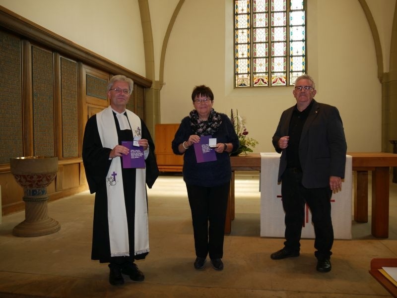 Inklusion und Teilhabe - Engagement für die Gehörlosenarbeit: Kirchenrat Tobias Treseler (rechts) übergab das Kronenkreuz an Pfarrer Uwe Sundermann und Inge Scharfenberg.