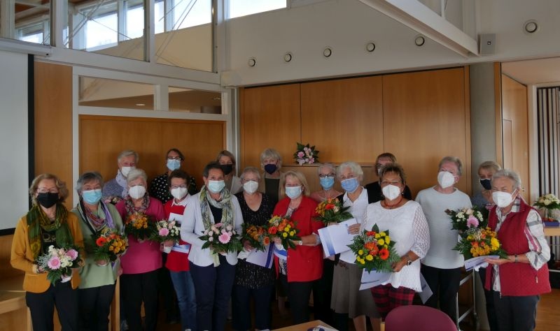 Menschen fühlen sich aufgerichtet - Aktiv im ehrenamtlichen Besuchsdienst: Ehrung langjähriger Mitglieder der ÖKAH. Mit der scheidenden Vorsitzenden Dr. Angelika Hirsch (vorne, 5.v.l.). Foto: Lippische Landeskirche